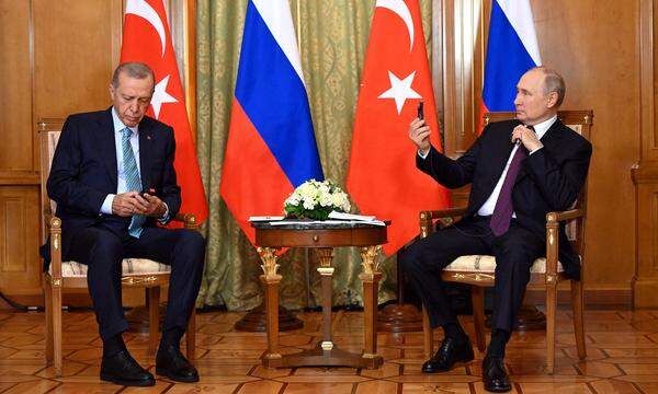 Präsidentenplausch und Handyspiele in Sotschi: Recep Tayyip Erdoğan und Wladimir Putin.
