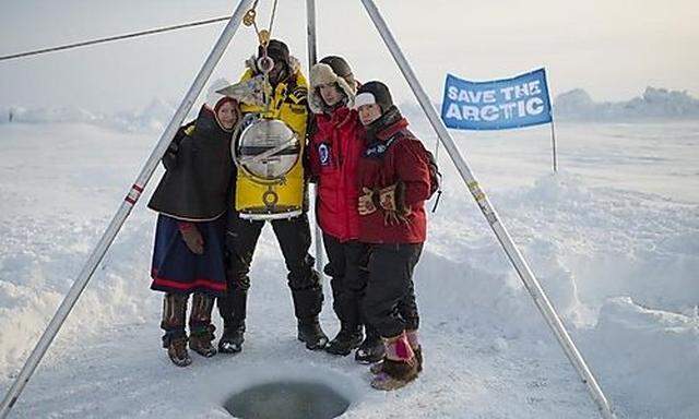 Greenpeace hisst eine Flagge Zukunft und versenkt 2,7 Millionen Unterschriften am Nordpol.