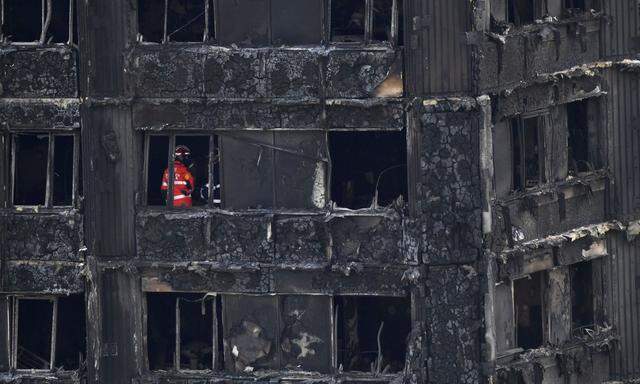 Feuerwehrmann im Grenfell Tower.