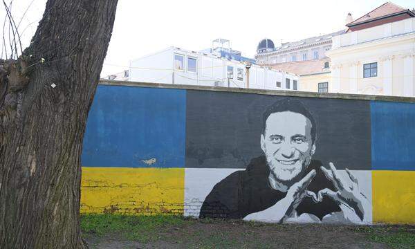Nawalny auf der Mauer hinter dem sowjetischen Heldendenkmal.
