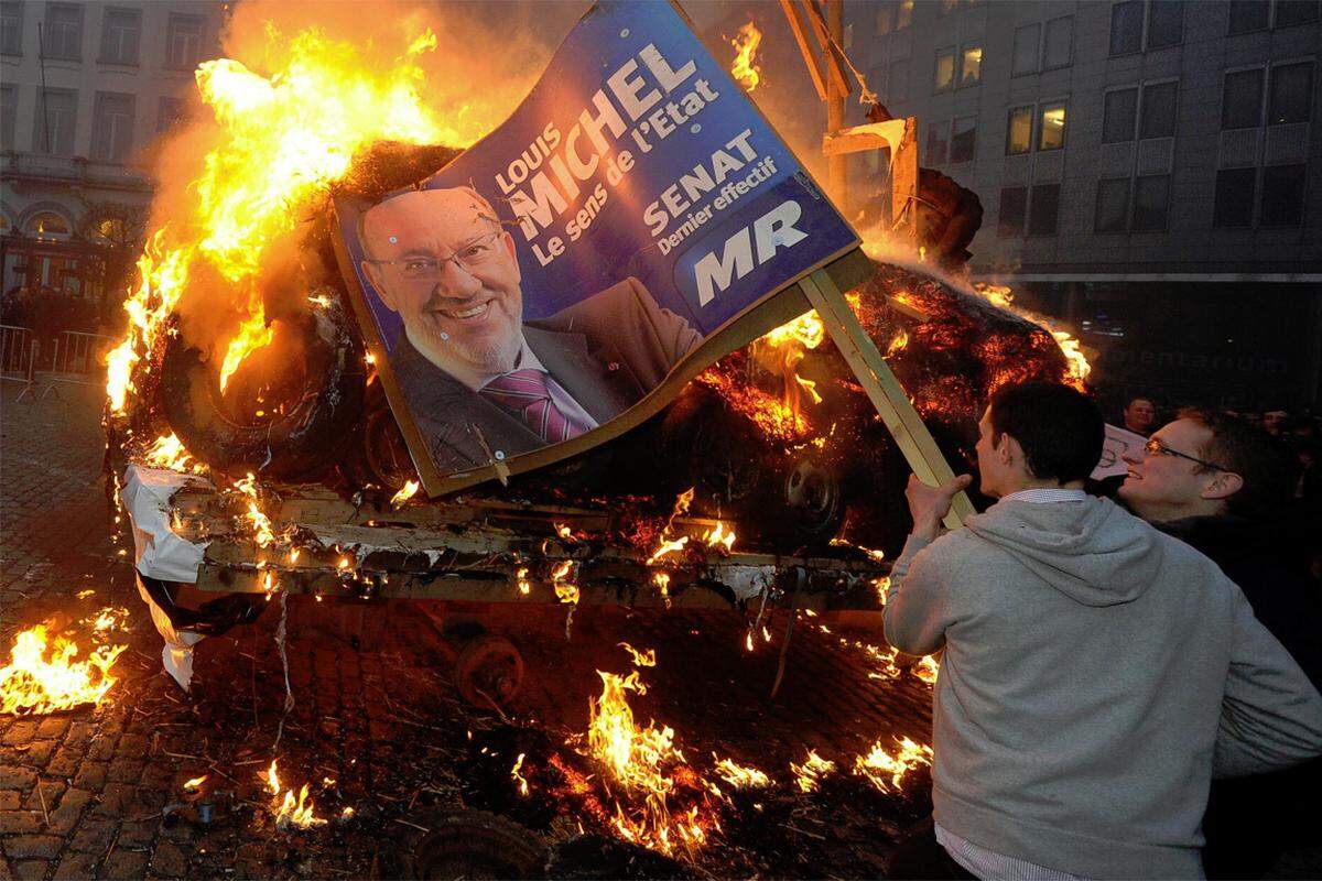 Politiker-Plakate wurden verbrannt.