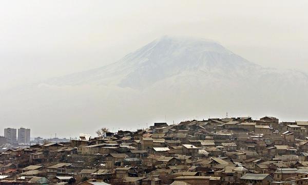 Armeniens Hauptstadt mit dem Berg Ararat im Hintergrund.