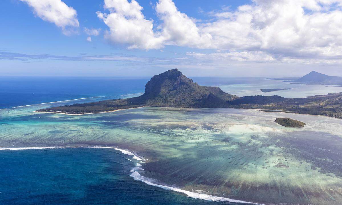 Mauritius im Indischen Ozean ist nicht nur ein Schmelztiegel der Traditionen und Einflüsse ihrer einstigen Kolonialherren, sondern auch der ideale Ort für Erholungsuchende, Sportbegeisterte, Familien und Honeymooner. Eine Ansicht, die von den Lesern geteilt wird und der Insel im Ranking Platz sieben einbringt. &gt;&gt; Mit Haien tauchen, Schildkröten streicheln und heiraten