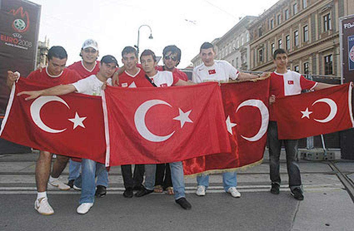 Und schön langsam kamen auch die Abordnungen der türkischen Fans in die Innenstadt.