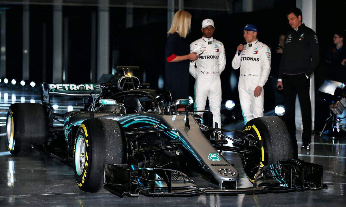 Auch der Weltmeister geriet ins Schwärmen: "Das ist das Schwester-Auto", erklärte Hamilton. "Es ist besser als das Auto im vergangenen Jahr in jedem Aspekt."