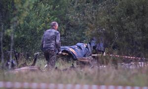 Der Leichnam eines Opfers wird von der Absturzstelle abtransportiert.