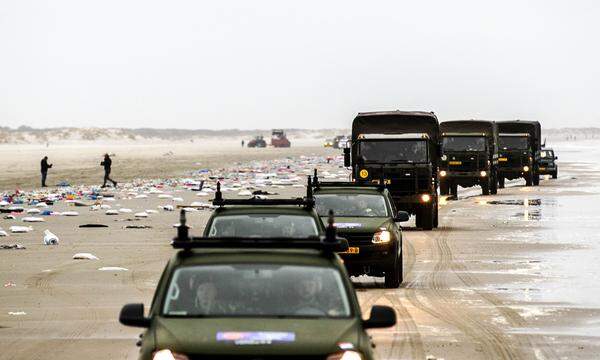 Auf den niederländischen Wattenmeer-Inseln wurden laut der niederländischen Küstenwache mehr als 20 Container entdeckt. Die Armee hat mit dem Aufräumen der Strände begonnen. 100 Soldaten kamen Freitagfrüh auf Schiermonnikoog (im Bild) an. Der Einsatz der Armee soll mindestens zwei Tage dauern. 