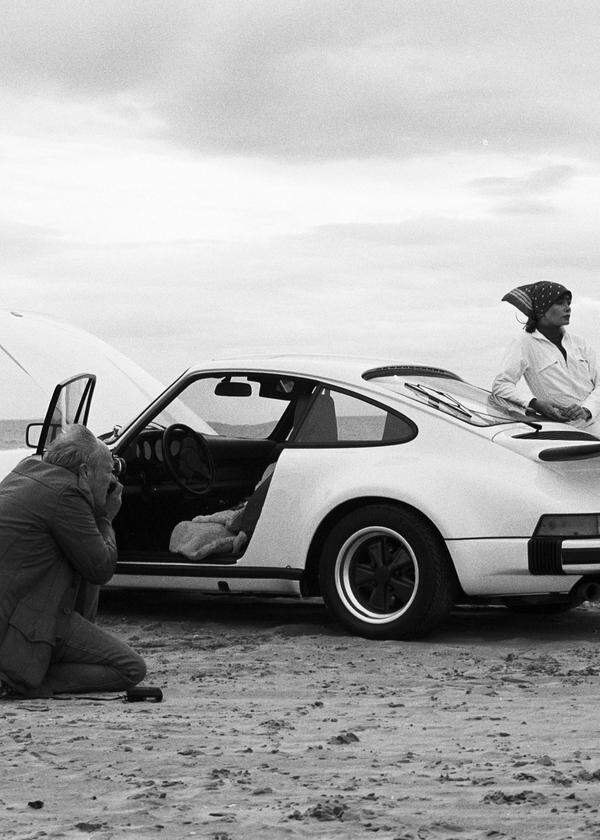 Mit Turbo „aus dem Brei heraus“: Der erste Porsche 911 mit Aufladung, aerodynamisch günstig unter einem großen Flügel verstaut. 