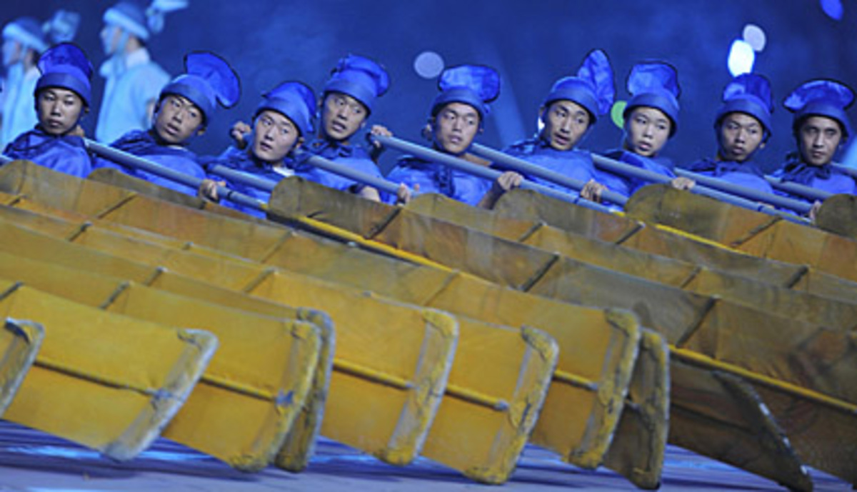 Das Bild Seidenstraße: Hunderte Ruderer stellten mit gelben Rudern die Seemacht China dar, die sich vor etwa 600 Jahren aufmachte, um dem Westen Konkurrenz zu machen.