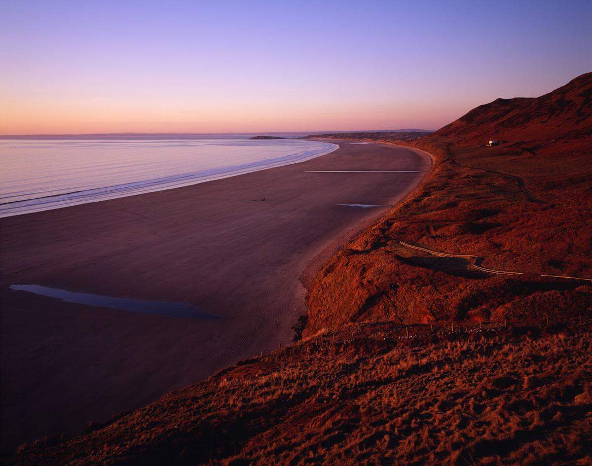 Der Strand auf der Halbinsel Gower in Süd-Wales ist bei Ebbe mit dem nördlichen Strand der Broughton Bay verbunden, was insgesamt elf Kilometer Strand ergibt.
