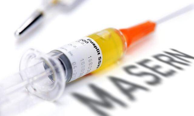 Impfspritze und Masern Schriftzug Impfung gegen Masern