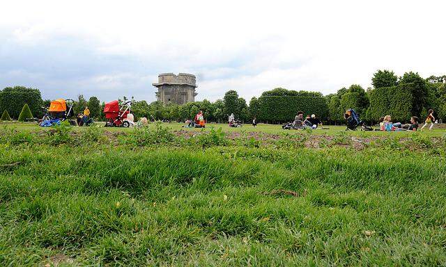 Im Augarten wird das Liegeverbot auf bestimmten Rasenflächen von Sicherheitskräften nun stärker überwacht.