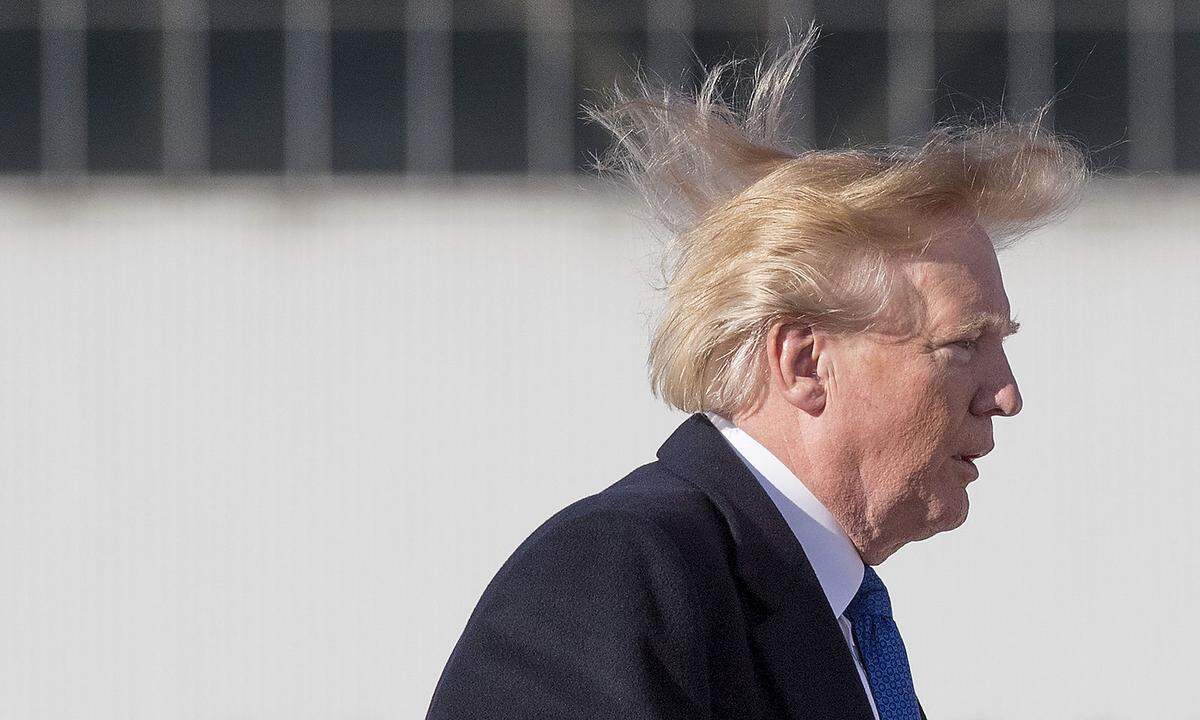US-Präsident Donald Trump hat mit seiner Haarpracht geprahlt. "Das ist eines der großartigen Dinge, die ich habe", sagte Trump am Montag vor Anhängern in South Carolina. "Alle haben immer gesagt, mein Haar sei unecht, es sei nicht mein Haar, ich würde eine Perücke tragen", sagte der blonde Präsident. "Das haben sie dann nie wieder gesagt", fuhr der 72-Jährige fort und verwies auf den Halt seiner Frisur bei ungünstigen Witterungsverhältnissen: "Ich war Regengüssen ausgesetzt, Wind mit 100 Kilometern pro Stunde", sagte Trump. Er richtete zugleich eine Warnung an alle mit Toupet: "Wenn es nicht Euer Haar ist, kandidiert nicht, Leute", riet Trump.