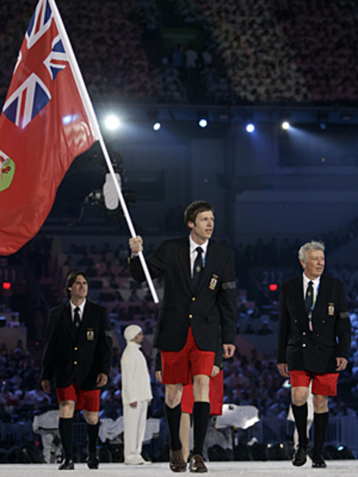 Traditionell der Einmarsch der Delegation der Bermudas - in Shorts.