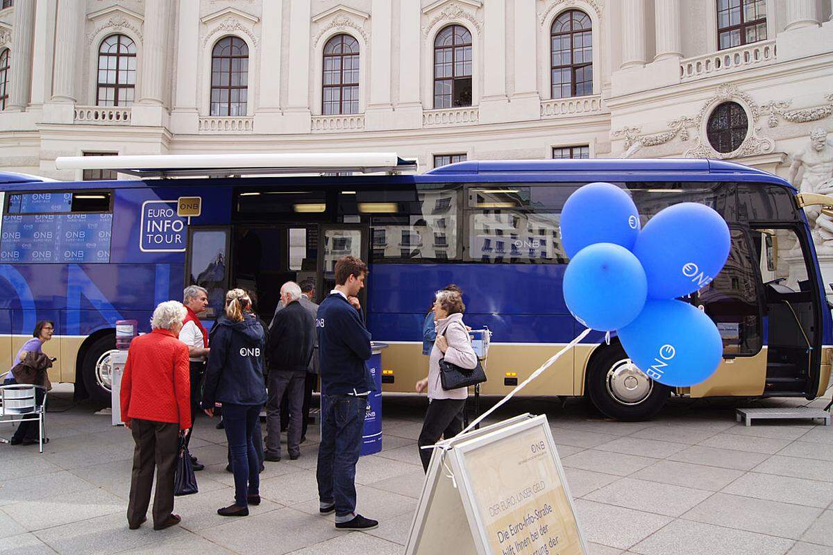Am Michaelerplatz in Wien startete der Euro-Bus der Nationalbank am 6. Mai seine Tour quer durch Österreich. Im Bus können Schilling in Euro umgetauscht werden ...