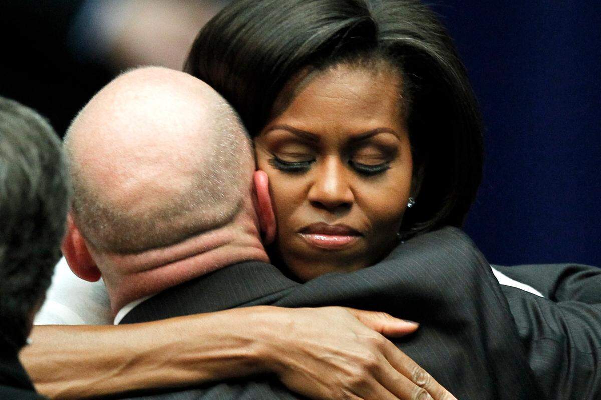 First Lady Michelle tröstet den Gatten der beim Attentat verletzten Gabrielle Giffords.