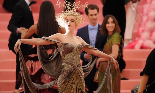 Julia Garner bei der Met Gala 2019. 