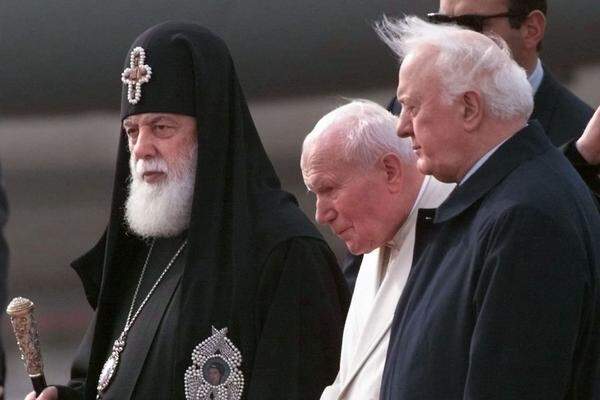 Hoher Besuch aus dem Vatikan: Papst Johannes Paul II. kam auf einer seiner vielen Reisen 1999 auch nach Georgien. Auf dem Flughafen der Hauptstadt Tiflis wurde er von Catholicos Ilya II., dem Oberhaupt der Georgischen Orthodoxen Kirche, und Präsident Schewardnadse empfangen.