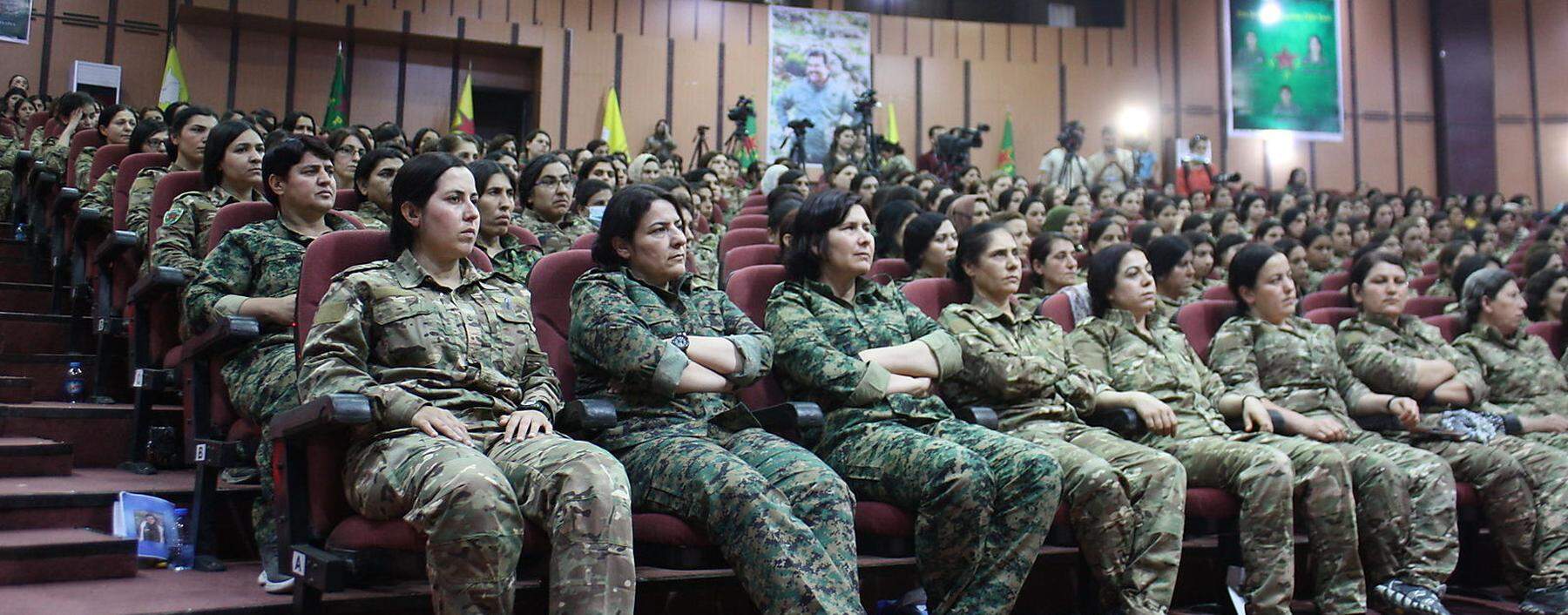 Politische Reden und die Suche nach neuen militärischen Strategien. Auf der Konferenz der Frauenverteidigungseinheiten (YPJ) im nordsyrischen Hasakah.