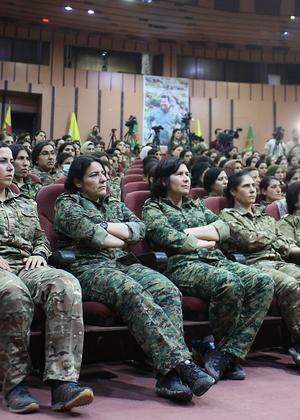 Politische Reden und die Suche nach neuen militärischen Strategien. Auf der Konferenz der Frauenverteidigungseinheiten (YPJ) im nordsyrischen Hasakah.