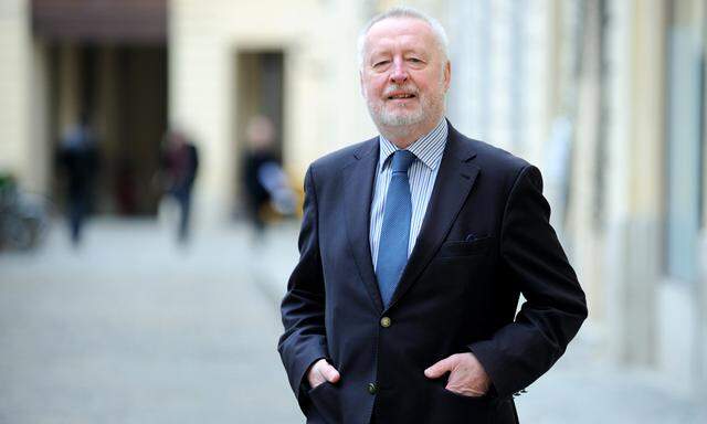 Der frühere Handelsgerichts-Präsident Rainer Geißler sieht sich im Recht auf Gleichbehandlung verletzt.
