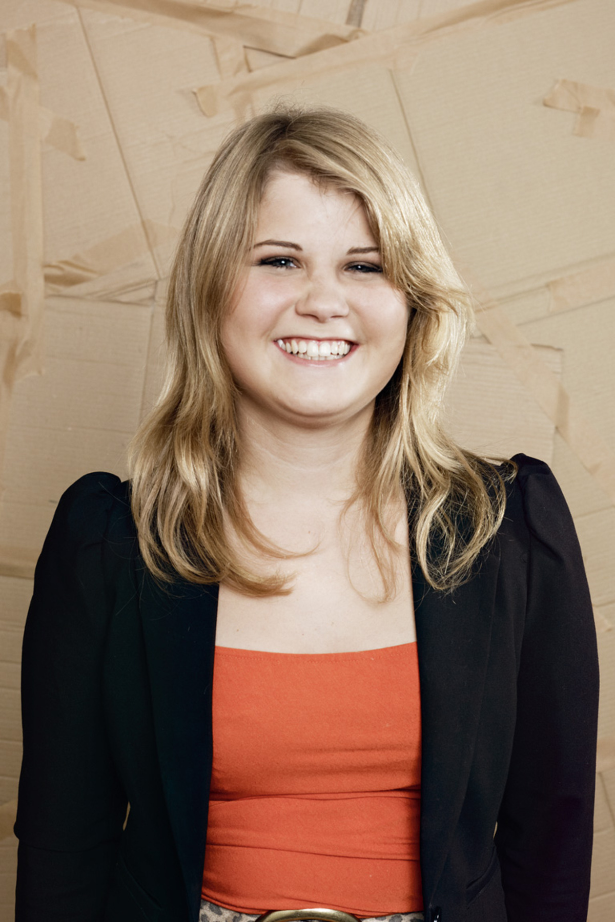 Die HLW 10 in Wien Favoriten hat einen engagierten Direktor. Und viele engagierte Schüler. Julia ist eine davon; ihre Eltern haben es ihr vorgelebt, den nachhaltigen Lebenstil und das Fahrradfahren bei jedem Wetter. Letztes Jahr nahm Julia an der „Junior Company“ teil, einem Projekt der Wirtschaftskammer für junge Leute. Gemeinsam mit anderen hat sie sich „Recycling Records“ ausgedacht. Das Konzept: alte CDs und Schallplatten in die Mikrowelle und ins Backrohr legen. Und danach aus ihnen Schmuck und Schüsseln machen. Der Reinerlös des „Unternehmens“ wurde der „Gruft“ gespendet.