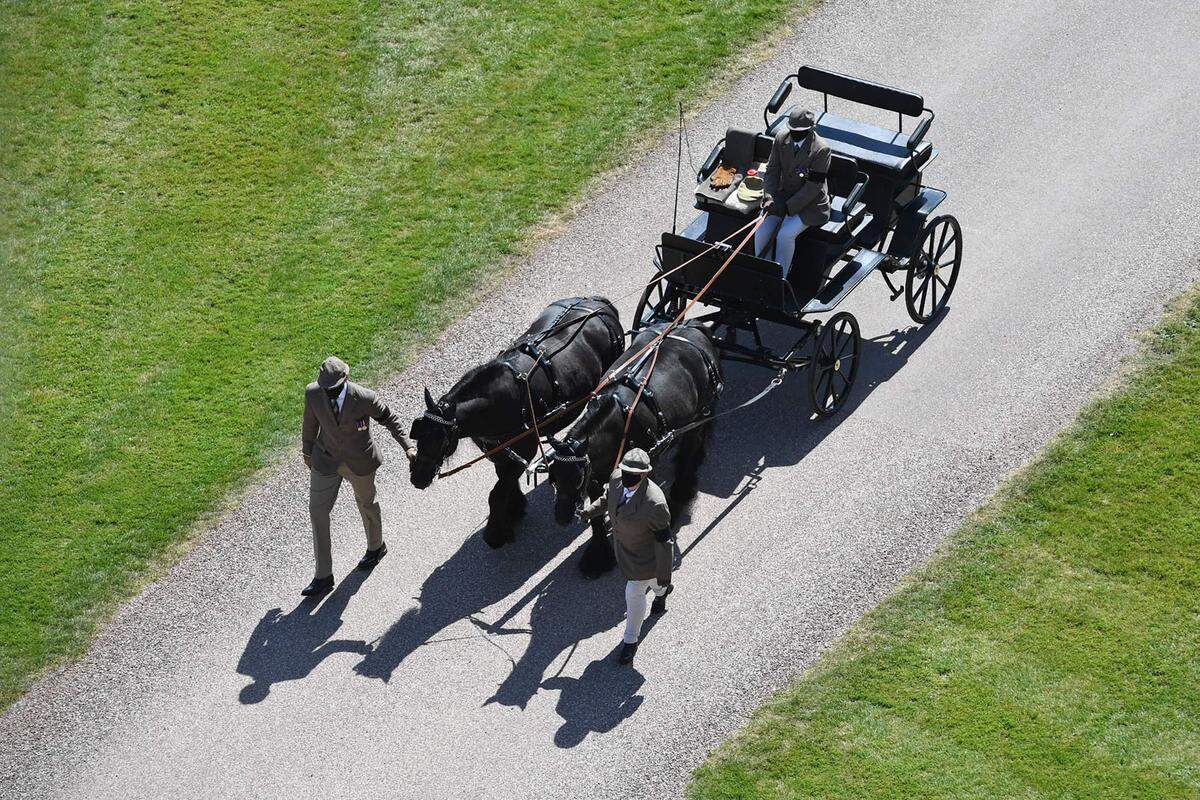 Ein besonders emotionales Detail bei der Trauerfeier war die Kutsche mit den beiden Ponys von Prinz Philip namens Balmoral Nevis und Notlaw Storm. Auf dem Kutschbock lagen die Handschuhe, Kappe und Decke von Prinz Philip wie auch eine Box mit Zuckerwürfel. Ganz so, als würde der verstorbene Ehemann von Queen Elizabeth eine letzte Runde drehen wollen.