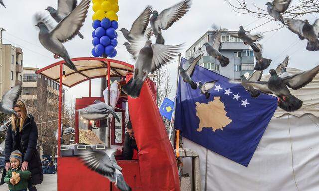 Fahnen und Ballons in Prishtina. Die Hauptstadt des Kosovo bereitet sich auf die Feiern zu zehn Jahren Unabhängigkeit vor.