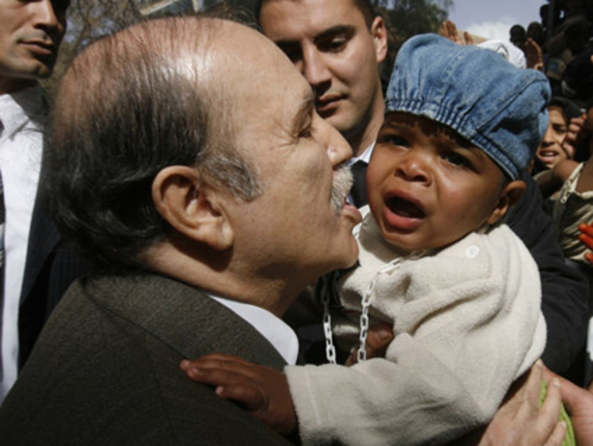 Algeriens Präsident Abdelaziz Bouteflika hat nicht rasch genug reagiert, jetzt hat er das plärrende Kind im wahrsten Sinne des Wortes am Hals.