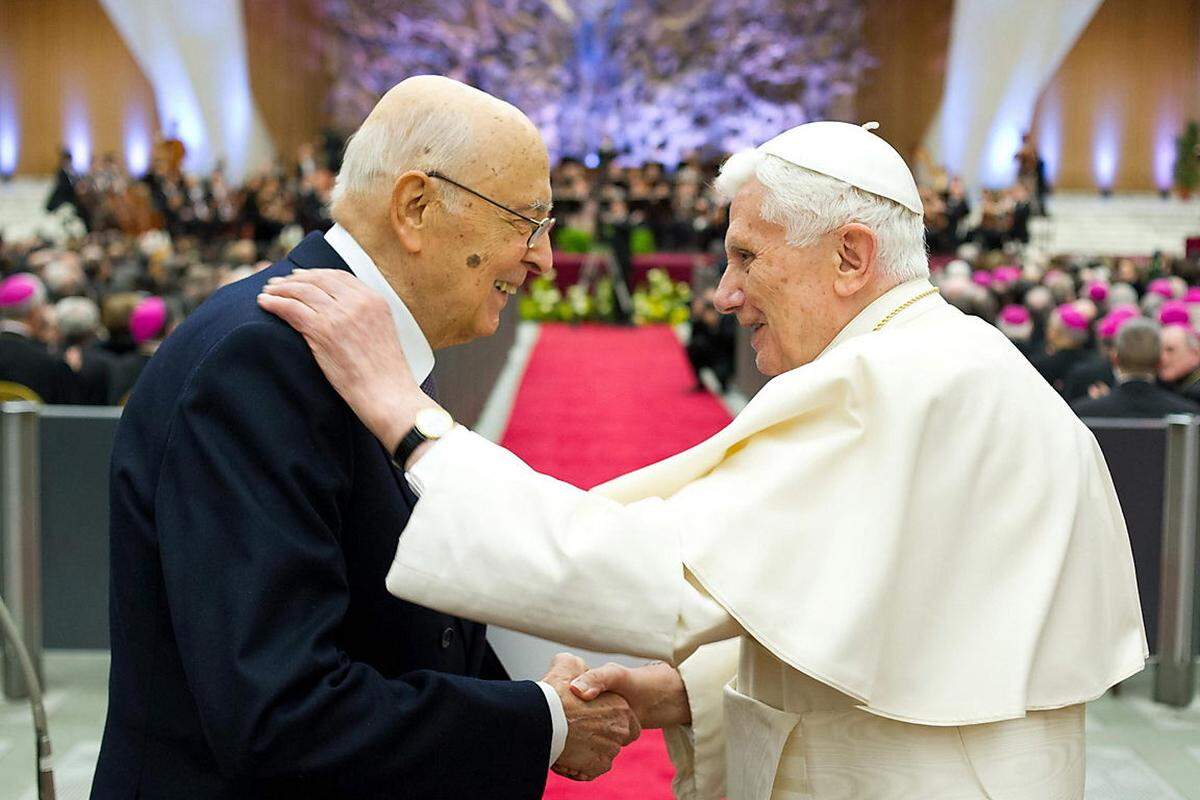 Italiens Staatspräsident Giorgio Napolitano - der mit 87 Jahren übrigens zwei Jahre älter ist als Benedikt XVI. - zeigte großen Respekt vor der Entscheidung.