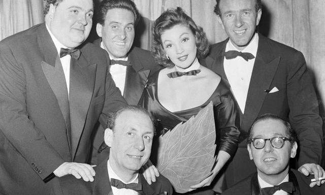 Mit „Blattl vor’m Mund“ war dieses Ensemble 1956 in Wien erfolgreich: Louise Martini, umringt von (im Uhrzeigersinn) Helmut Qualtinger, Kurt Jaggberg, Gerhard Bronner, Georg Kreisler und Carl Merz.