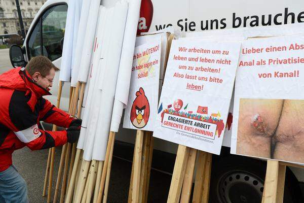 Auf Schildern und Plakaten fordern die Demonstranten "Schluss mit den Lügen", warnen mit drastischen Bildern vor Privatisierungen und fragen "Sind wir euch nur 1 % wert?". Einige wünschen sich "Streik jetzt!"