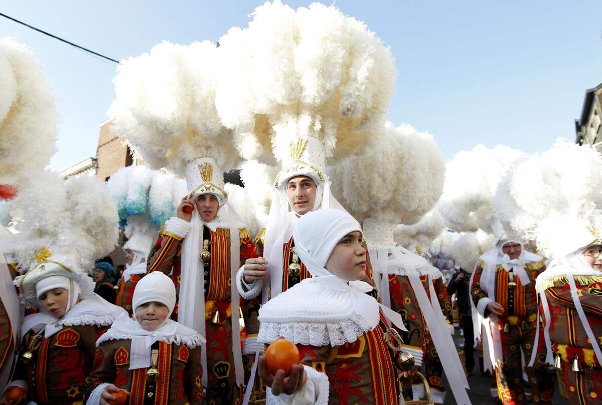 In Belgien feiert man den Karneval von Binche. Es gilt als Ehre, beim Karnevalsumzug als sogenannter "Gille" in einer Art Tracht mit riesigen Kopfschmuck aufzutreten.