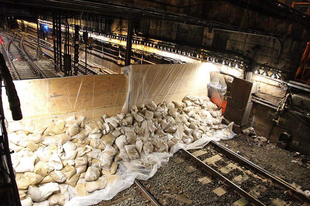 New York. In den noch trockenen U-Bahnschächten sind teilweise Dämme aufgebaut, um eindringendes Wasser zu stoppen.