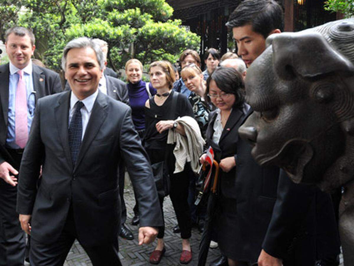 Zügigen Schrittes bahnt sich Faymann durch die Straßen von Shanghai.