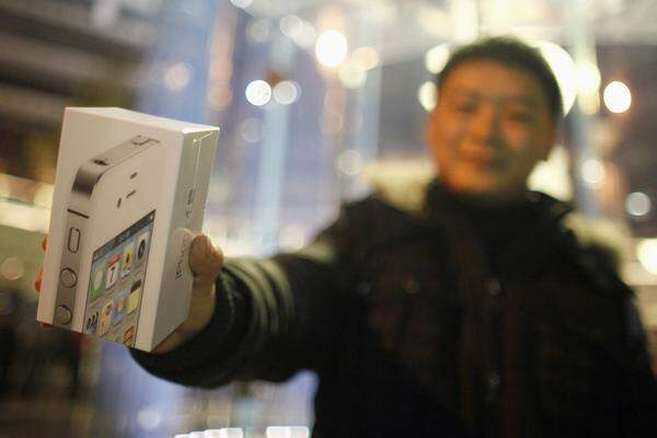 Mehr Glück hatten Kunden, die die beiden anderen Apple-Stores (einer ebenfalls in Peking, einer in Shanghai) beuschten. Sie konnten noch Exemplare des iPhone 4S erhalten, bevor es hieß: ausverkauft. Apple hat aufgrund der Vorfälle entschieden, das Gerät in China nicht mehr über den Ladentisch zu verkaufen.