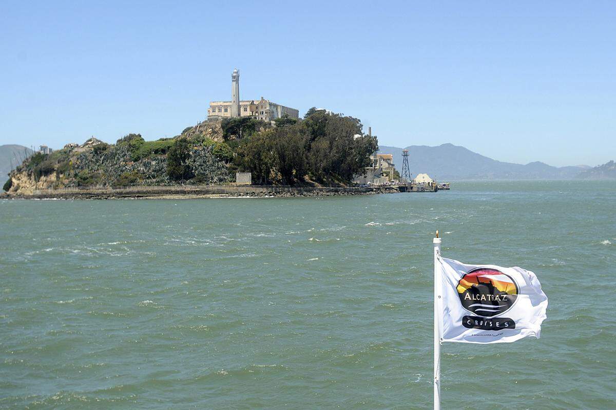1,4 Millionen Besucher kommen jedes Jahr auf das Eiland vor San Francisco. "Alcatraz ist die berüchtigtste Insel der Welt" - so werden die Touristen auf der Fähre vorgewarnt, die sie in 15 Minuten vom Festland zum Ex-Gefägnis bringt. Im Sommer sind die Touren oft wochenlang ausgebucht.