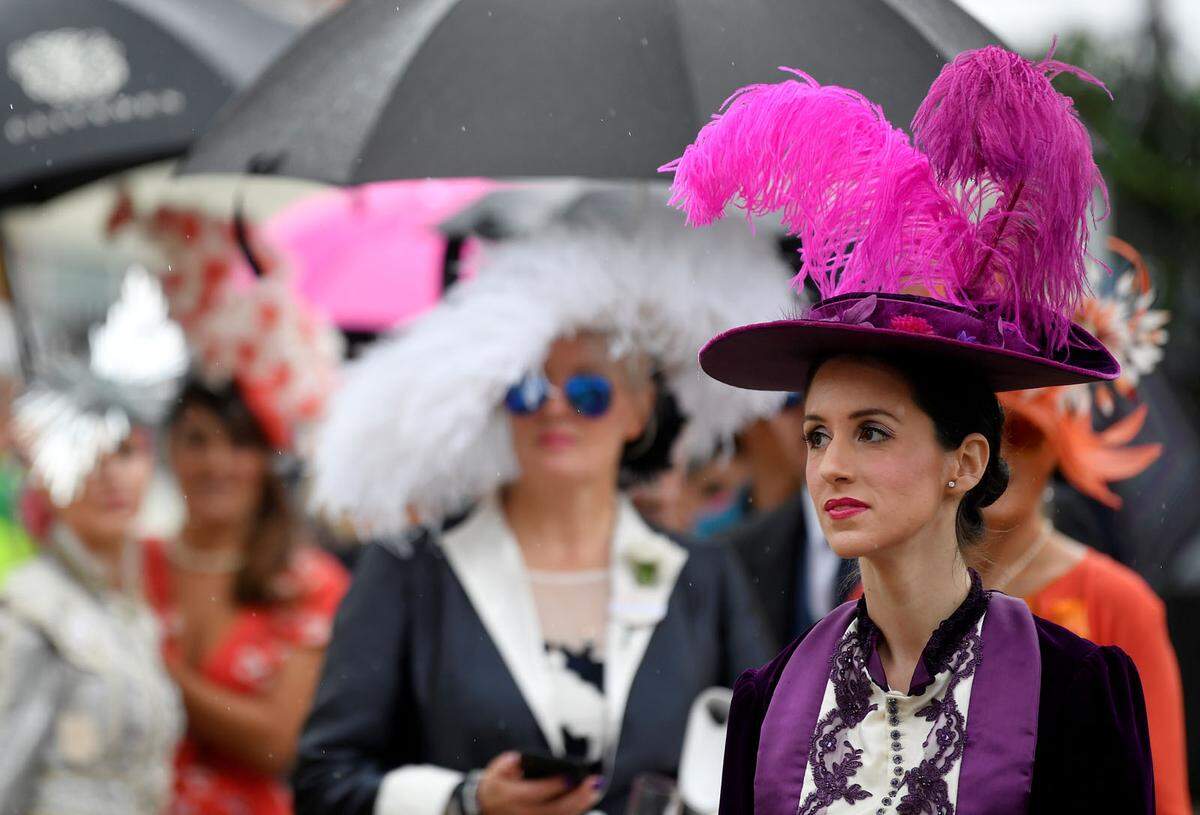 Mit fremden Federn schmückt man sich in Ascot schon traditionellerweise.