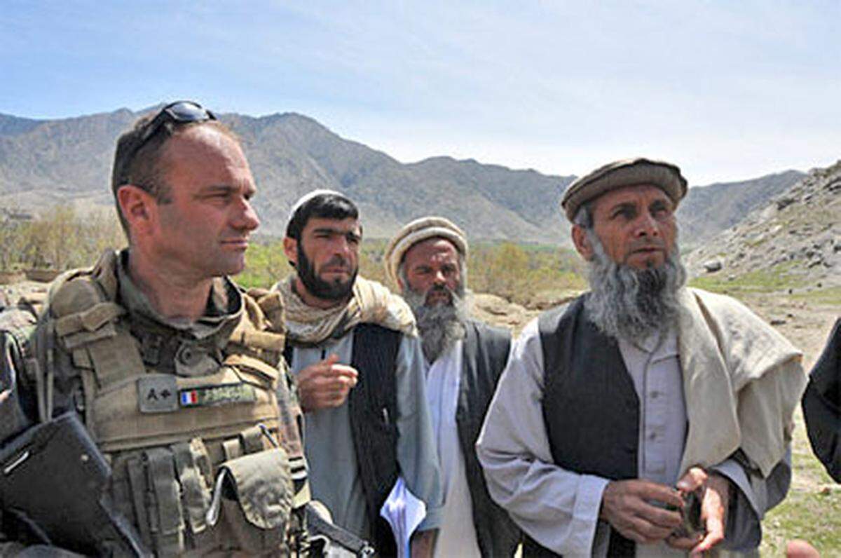 Französischer Offizier mit Malik (Dorfmullah) Ismail in Sultankhel, Provinz Kapisa.