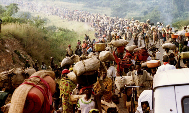 Ruandische Flüchtlinge strömen am 30. Mai 1994 über die Grenze nach Tansania. Rund zwei Millionen Ruander flüchteten 1994 in die Nachbarländer.