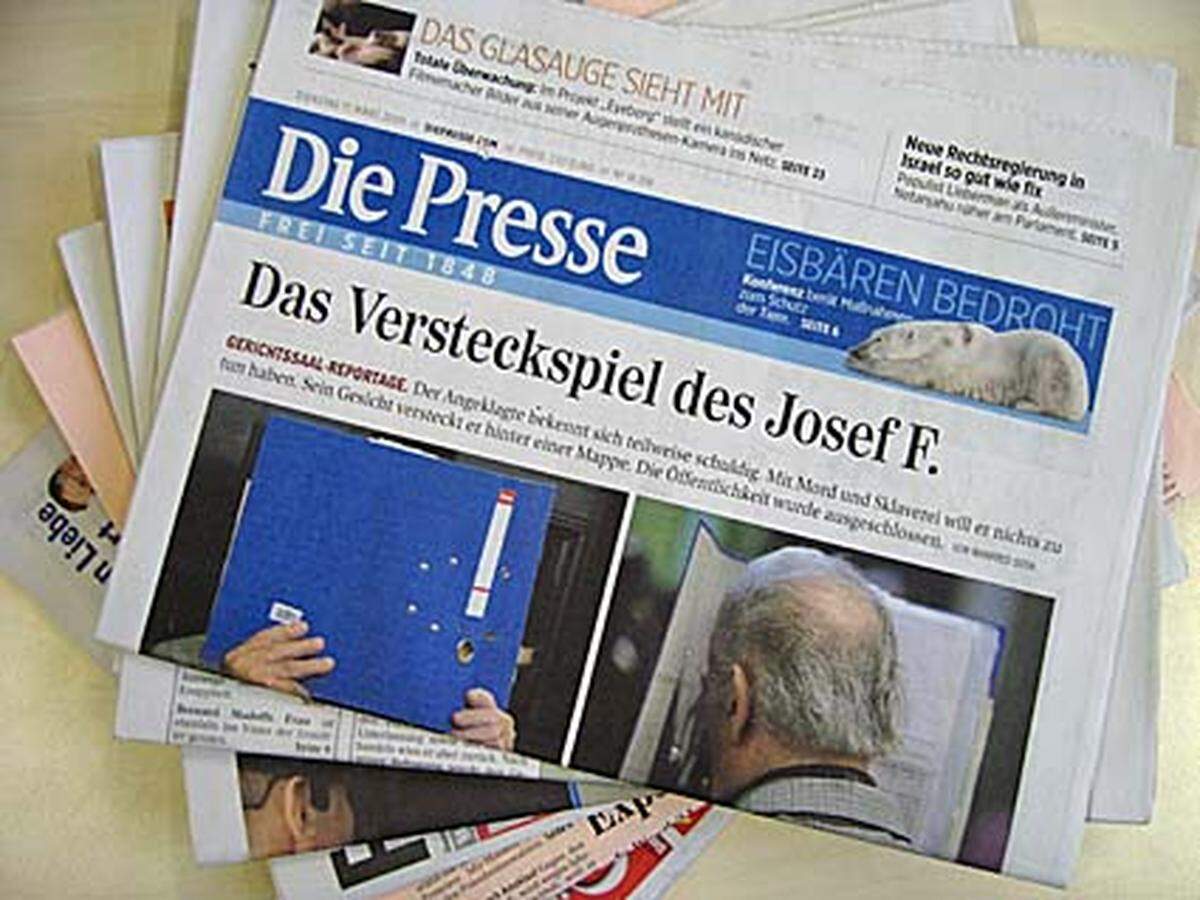 "Die Presse" lässt den "Ansturm auf St. Pölten" Revue passieren: "...Journalisten fallen übereinander her, stellen sich gegenseitig Fragen, Fotografen lichten einander beim Fotografieren ab. Viele kleine Zelte, die die Technik vor Regen schützen sollen, sorgen für Campingplatz-Stimmung."