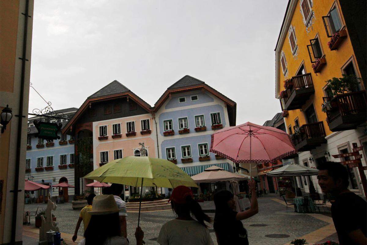 Genauso wie im österreichischen Hallstatt war es übrigens auch im chinesischen Pendant am Samstag bewölkt und verregnet: Daher musste die Eröffnungs-Zeremonie in ein Hotel verlegt werden.