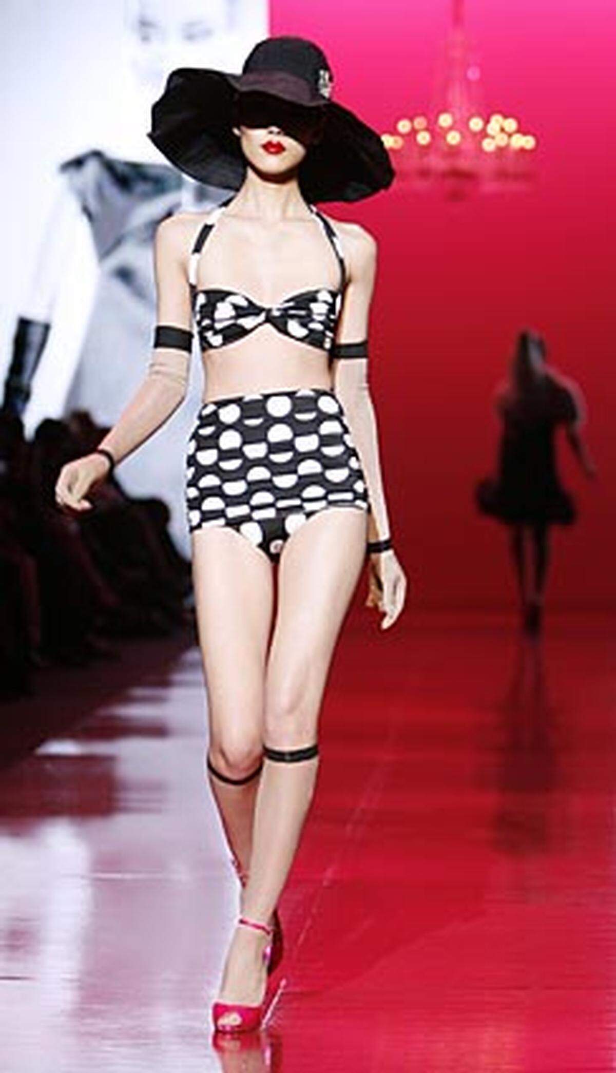 Ganz im 50er Jahre-Stil: Die Bikini-Hose reicht bis über den Nabel. Entwurf von Norma Kamali.
