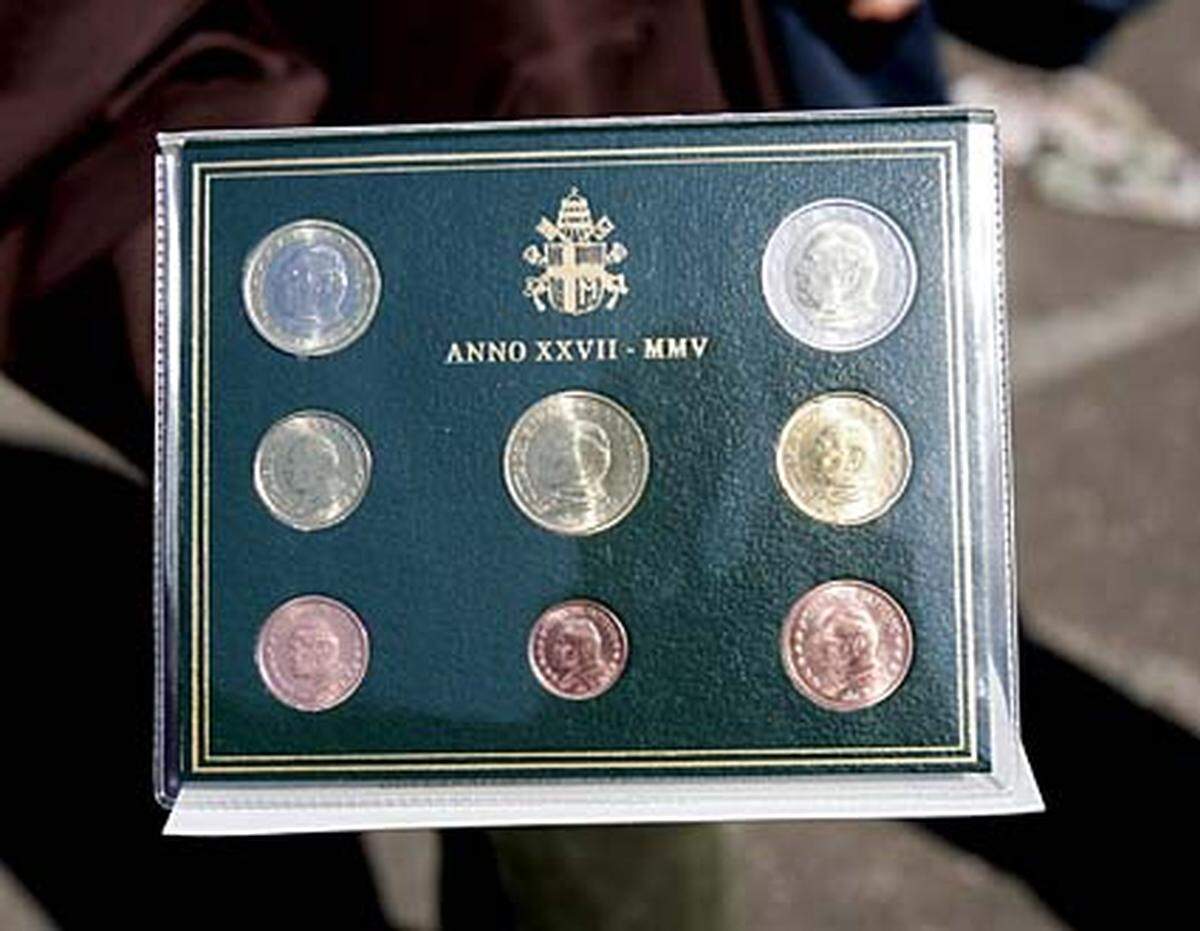 Offiziell ist der Vatikan nicht einmal Mitglied der EU, er hat aber einen eigenen Satz Euro-Münzen, der in der Vatikan-eigenen Notenbank geprägt wird. Weil sie nur in geringer Auflage gefertigt werden, erzielen sie bei Sammlern fantastische Preise: Ein Satz Vatikan-Euros mit einem Nominalwert von 3,88 Euro kostet zwischen 75 und 1340 Euro.