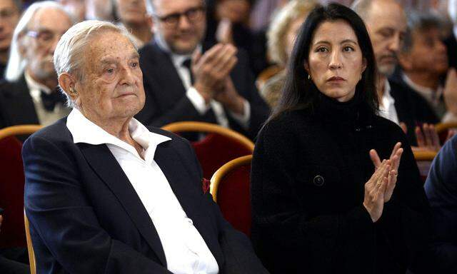 George Soros und seine Ehefrau, Tamiko Bolton, bei der Ehrung am Donnerstag im Wiener Rathaus.