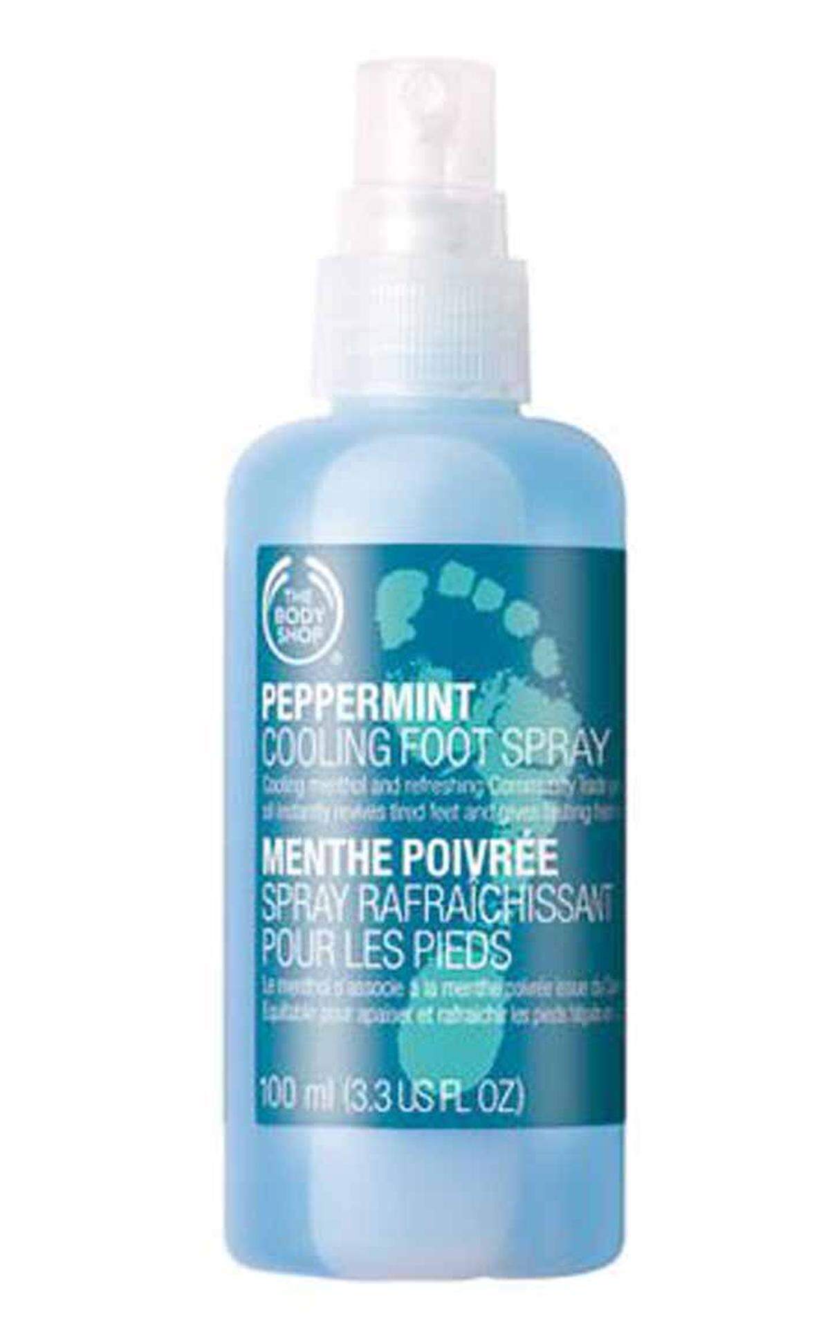 Den kühlende Peppermint Cooling Foot Spray von Body Shop kann man ganz einfach unterwegs aufsprühen. Auch Fußgeruch lässt sich so vermeiden. Um 10 Euro.