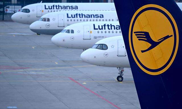 Der Streik der Lufthansa-Flugbegleiter zwingt am Dienstag und Mittwoch zehntausende Passagiere zum Umplanen. 