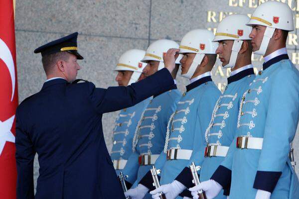 Neben den fünf regulären Teilstreitkräften verfügt das türkische Militär über mehrere Spezialkräfte, die allesamt dem ÖKK (Oberkommando der Spezialkräfte) unterstellt sind. Die Spezialkräfte bestehen ausschließlich aus Offizieren und Unteroffizieren, die eine gesonderte Ausbildung durchlaufen.