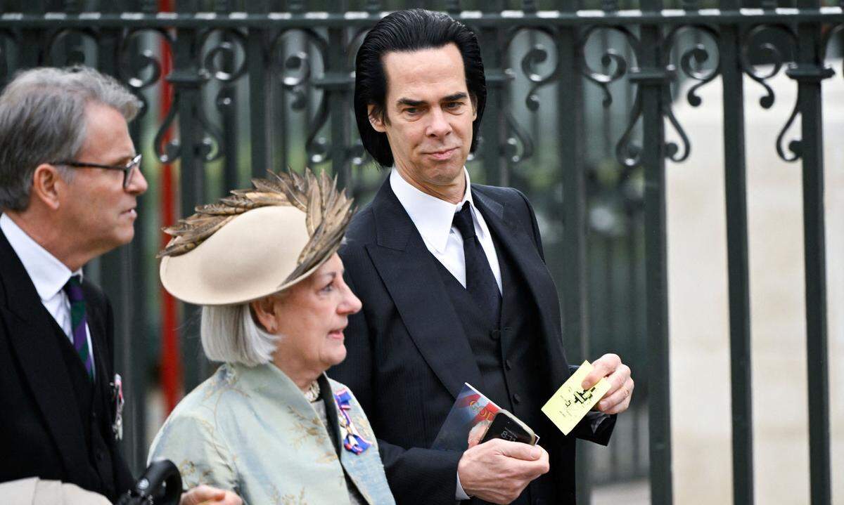 2000 Gäste wurden zu den Krönungsfeierlichkeiten von König Charles III. in die Westminster Abbey geladen. Neben gekrönten Häuptern und Regierungschefs sind auch prominente Gesichter unter den Gästen, so etwa Musiker Nick Cave. 