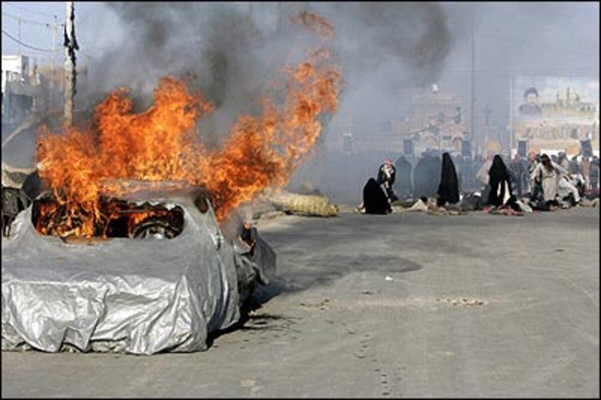 Fast täglich kommen Meldungen über Bombenexplosionen aus der Hauptstadt Bagdad. Seit die Amerikaner 2003 den Diktator Saddam Hussein gestürzt haben, droht das Land in Anarchie zu versinken. Terrororganisationen sorgen für einen ständig wachsenden Blutzoll. Die US-Regierung ist längst am Ende mit ihrem Latein.